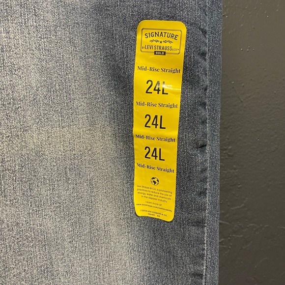 Mid-Rise Straight Levi’s Jeans - Picture 2 of 5